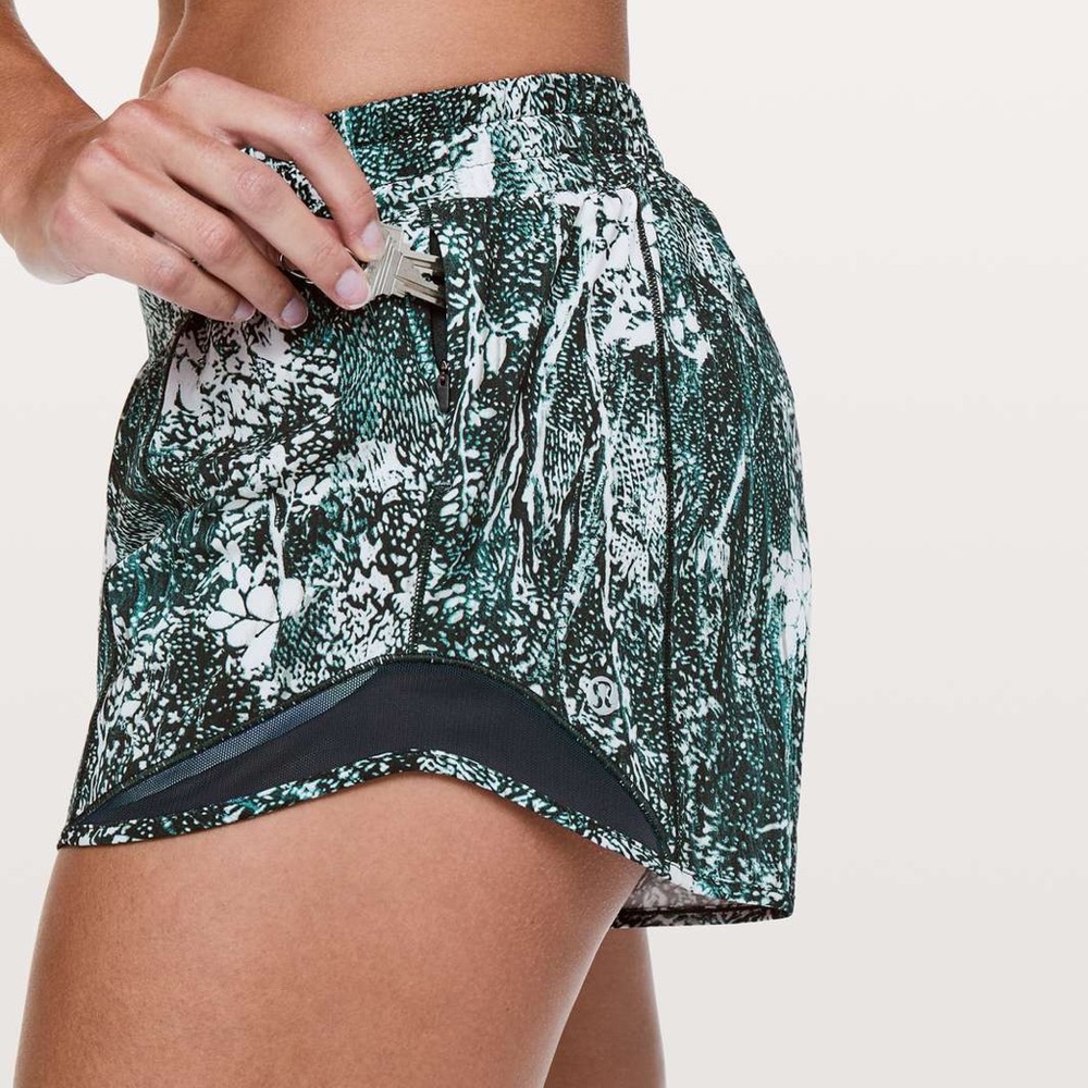 Lululemon Hotty Hot Short II *Long 4" Athletic Yoga Short